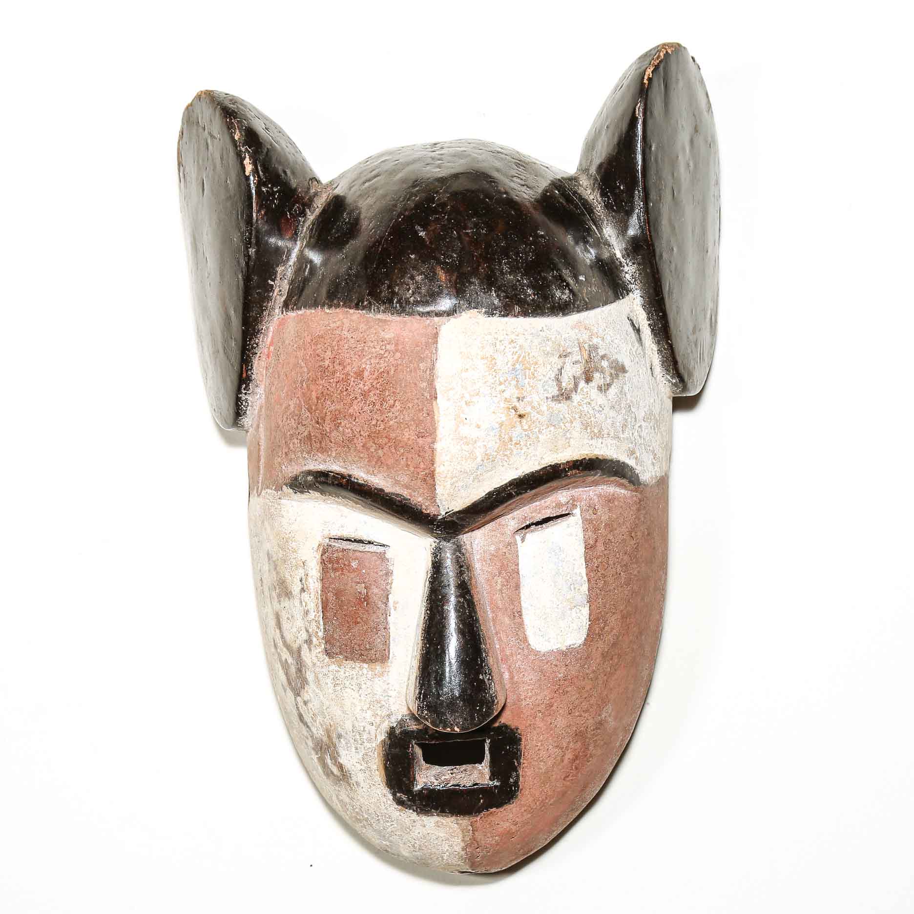 African cat mask with a geometric design on a white background