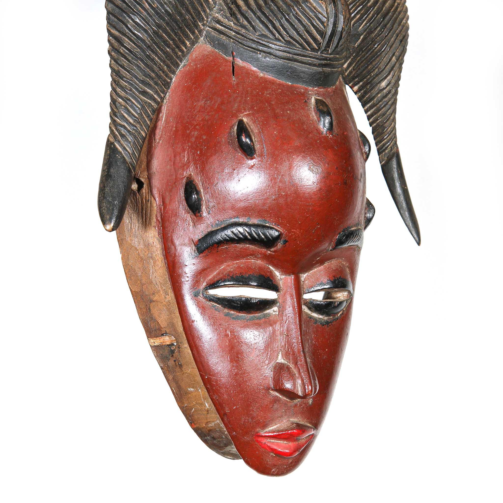 Guru Mask with Primate from Côte d'Ivoire showing left side on a close up