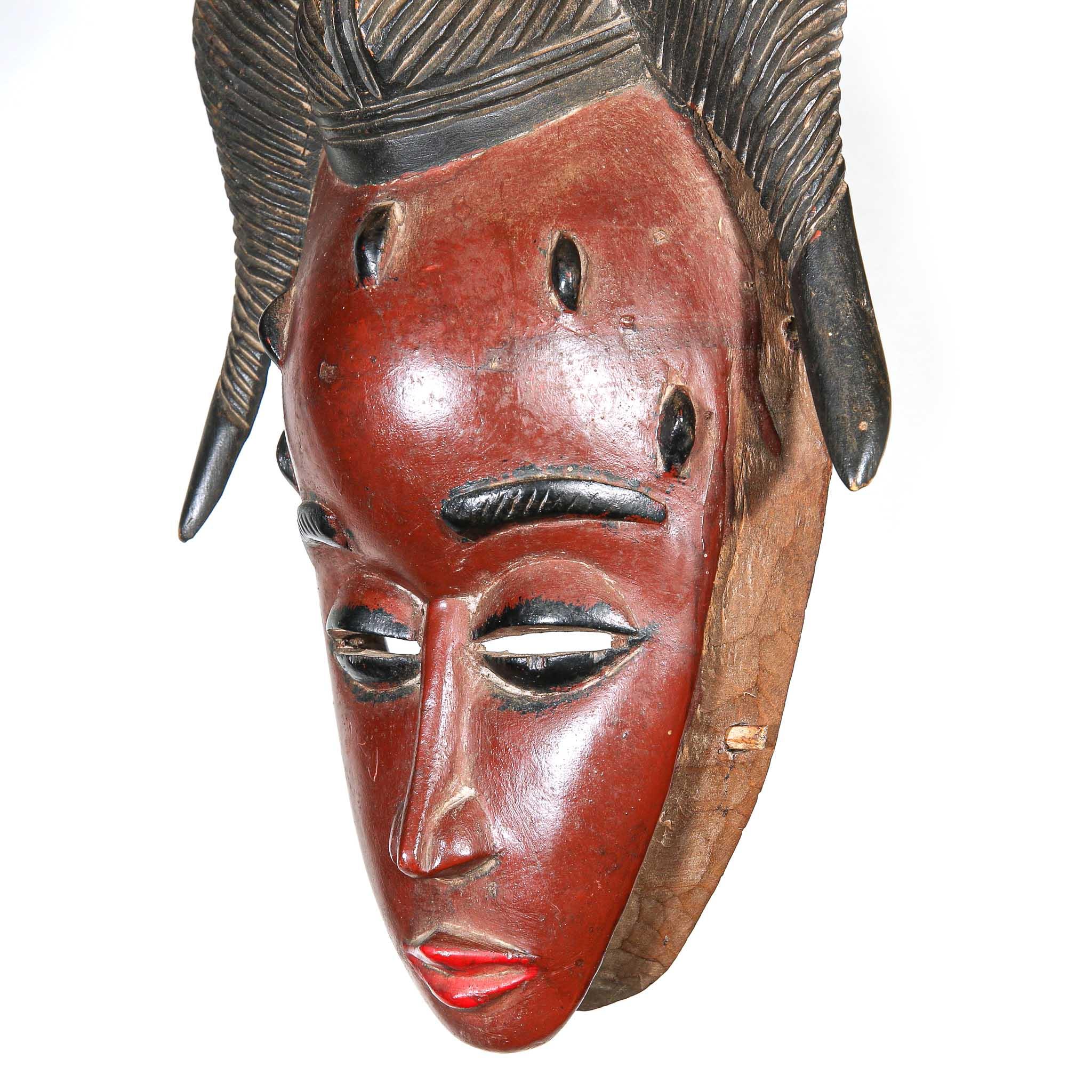 Guru Mask with Primate from Côte d'Ivoire showing right side on a close up