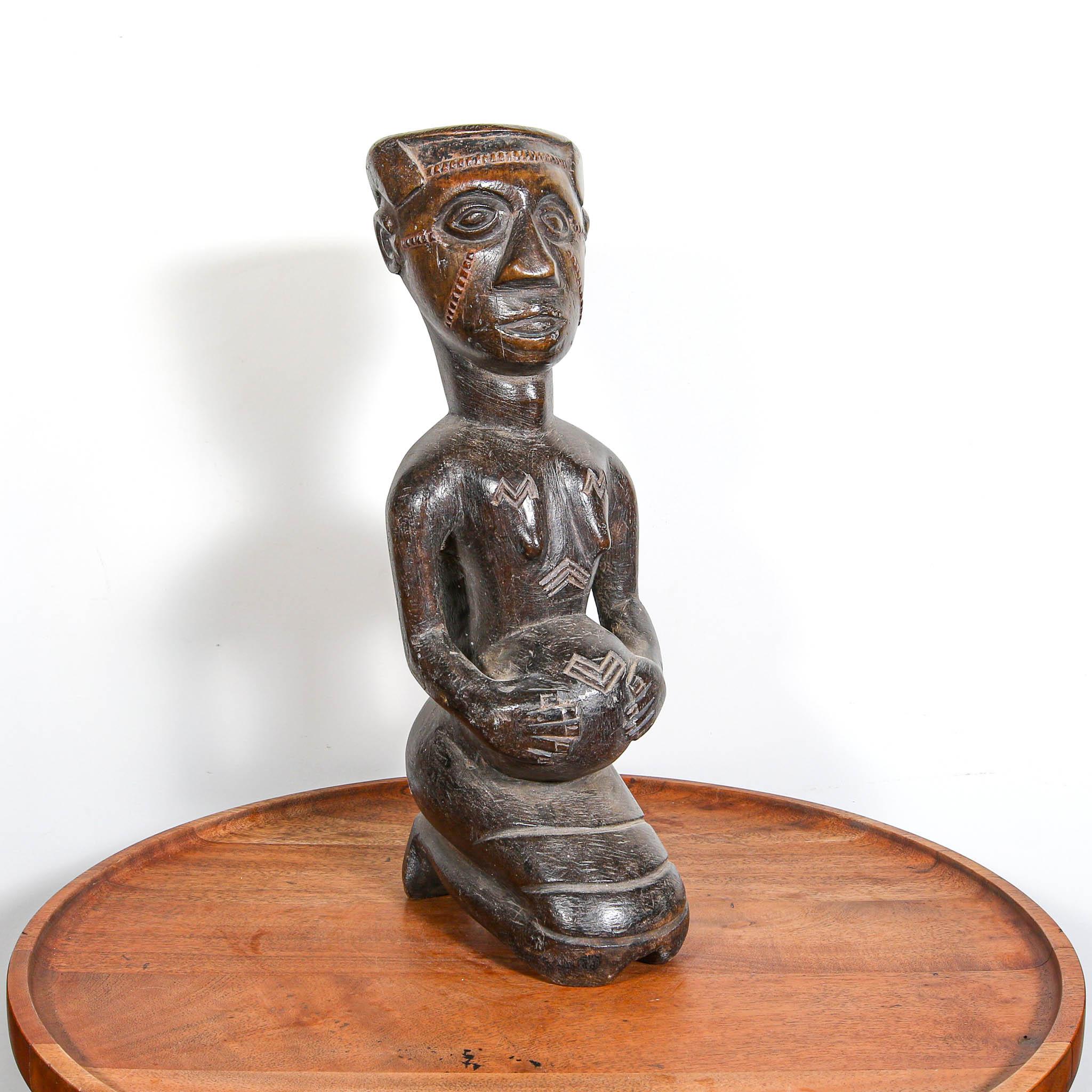 Sculpture of an pregnant African woman