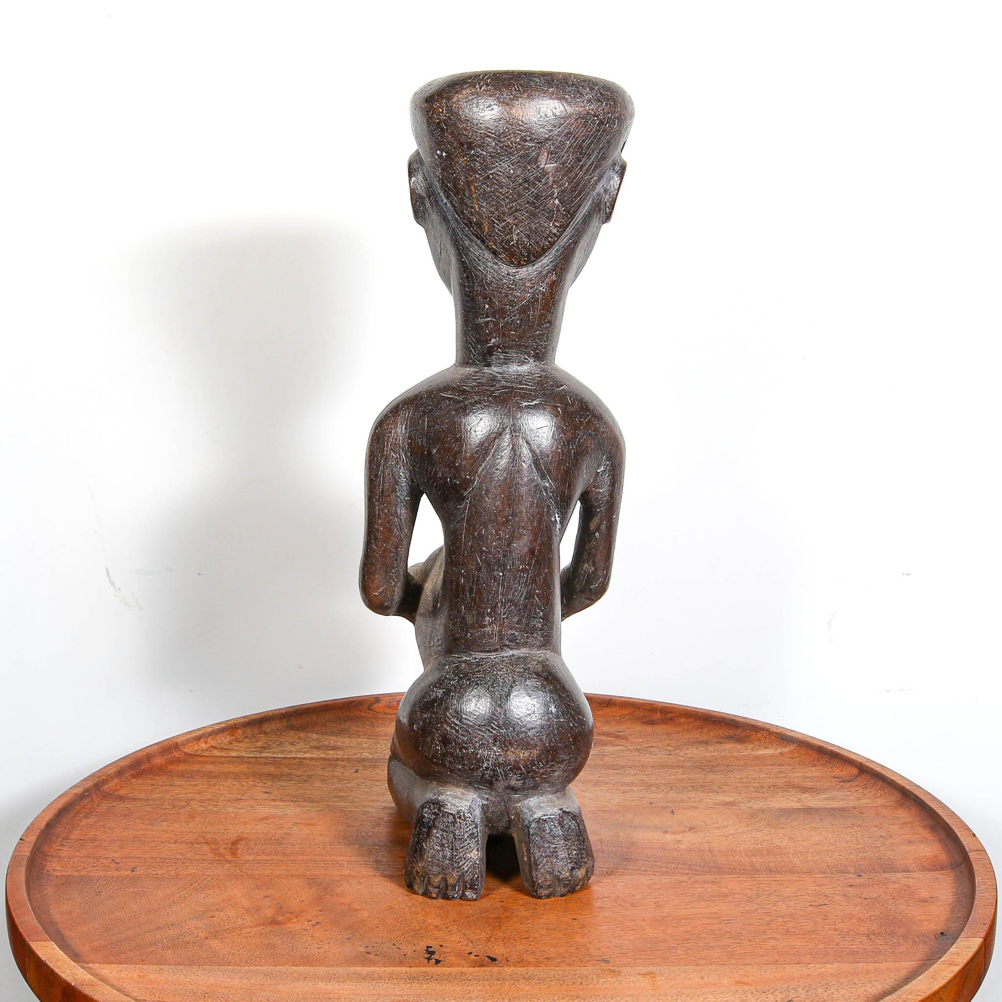 Sculpture of an pregnant African woman