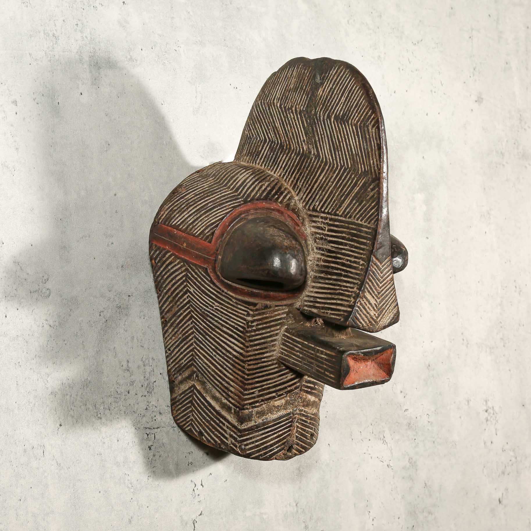 Antique African art, African home decor, African design pieces, African art for sale, Traditional African art, African-inspired home decor, Tribal art for sale, Vintage African art, African art and craft, Handmade African decor, African textiles, African furniture, African pottery, African masks, African sculptures, bedroom design, living room design, office design, inspiration. 