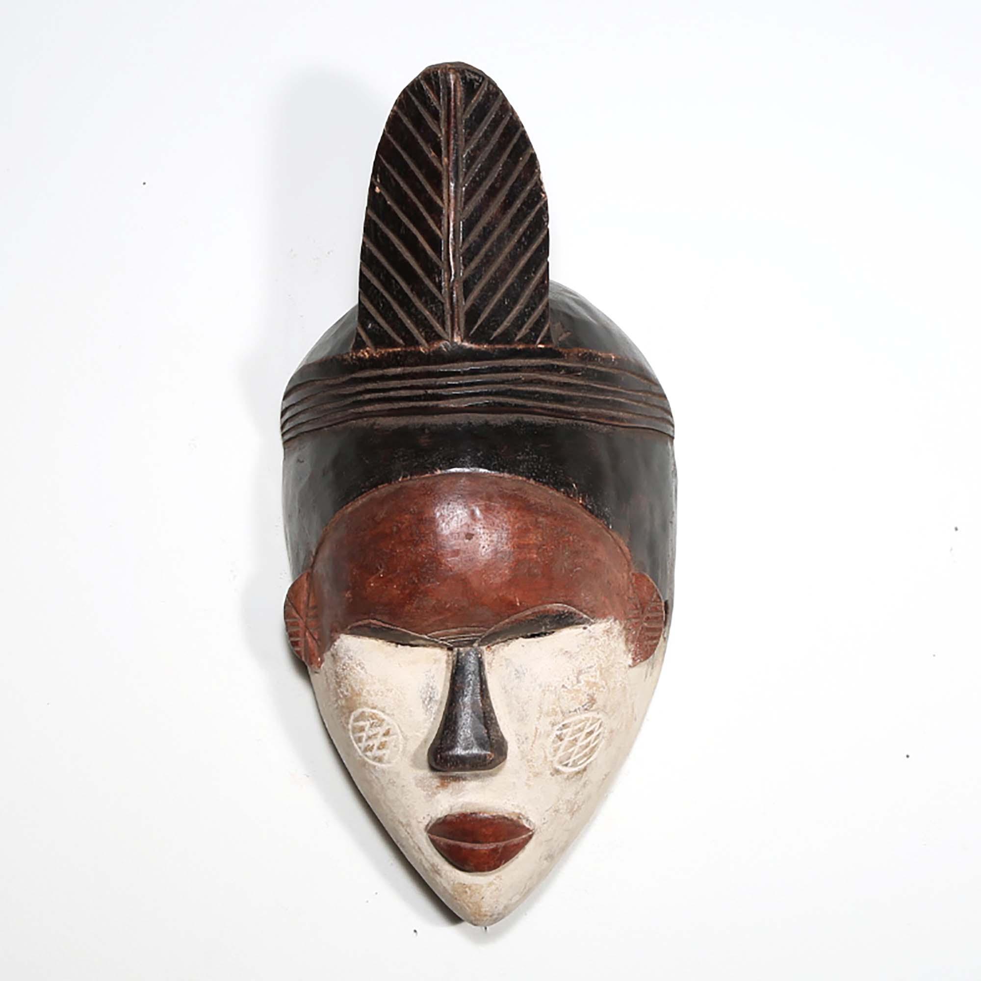 Punu Style African Mask from Gabon as a wall decoration in front