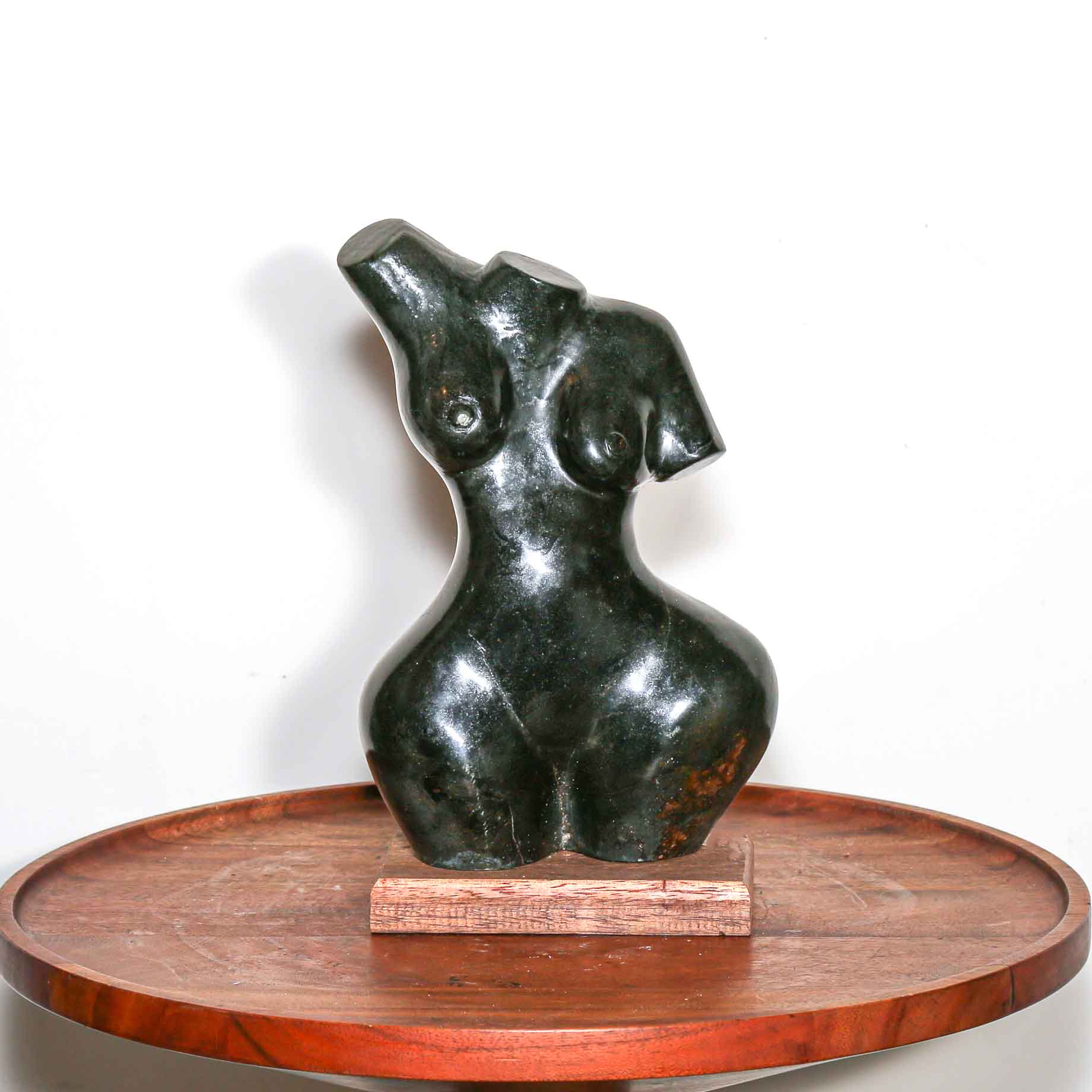 woman with wide hips sculpture