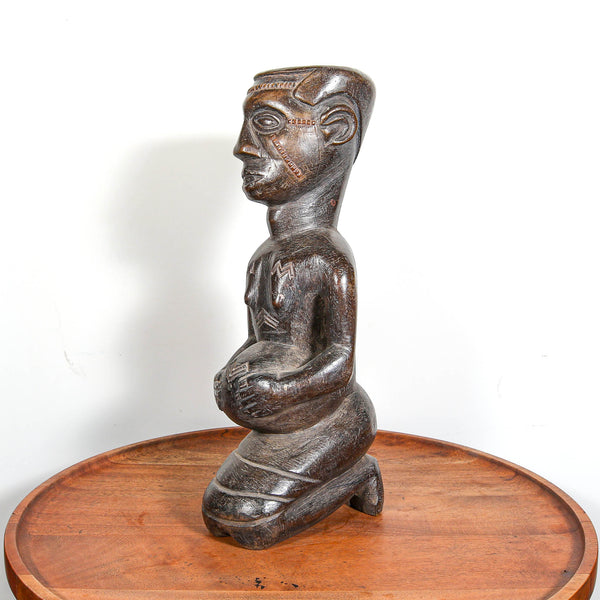 Sculpture of an pregnant African woman