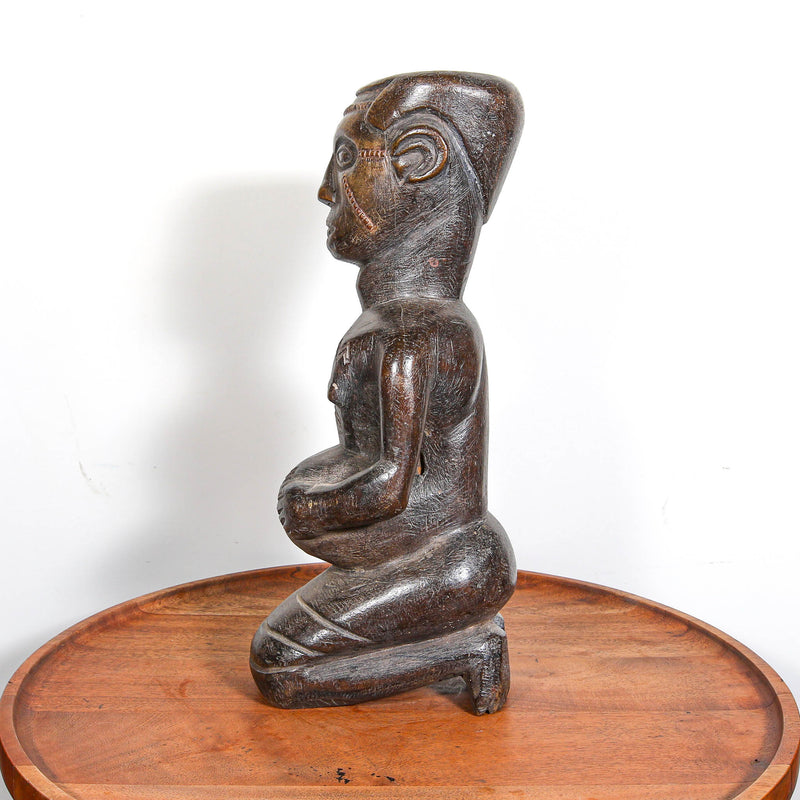 Sculpture of an pregnant African woman
